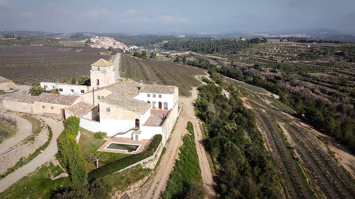 Cortijo rural entre campos de cultivo, visto desde el aire