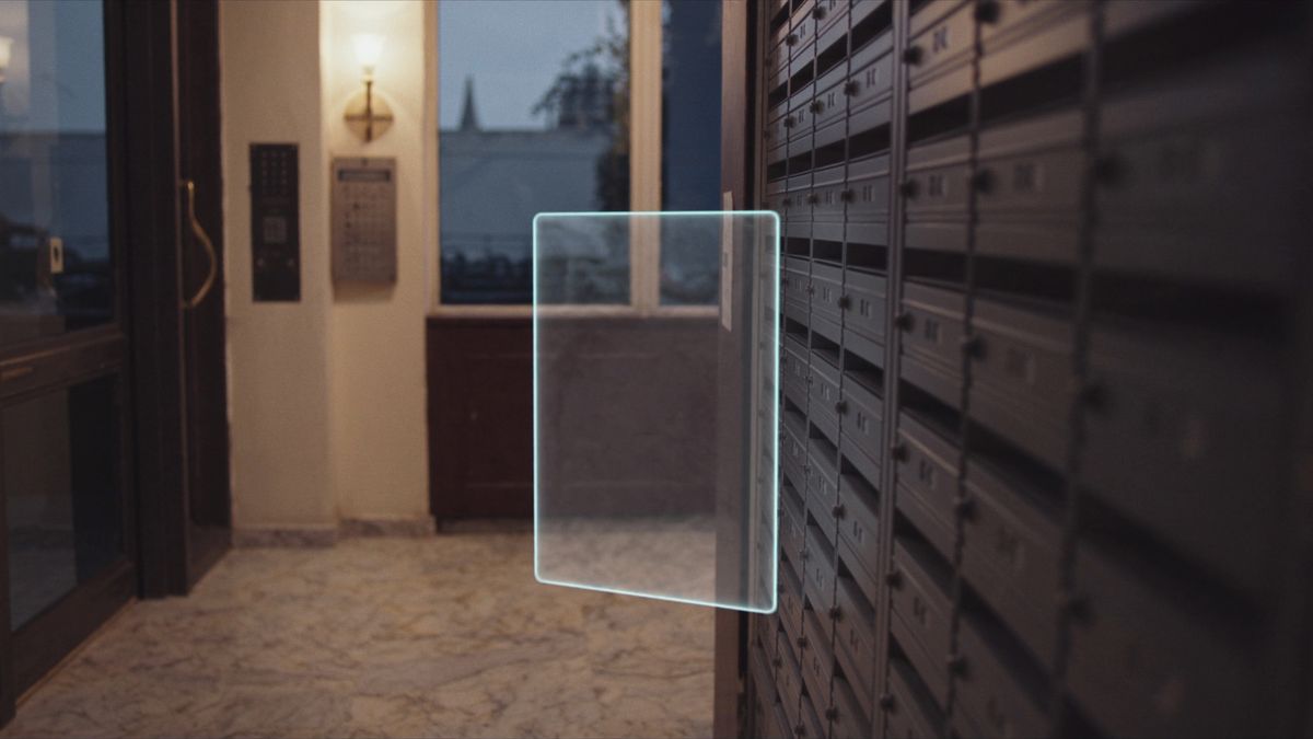 Portal de un edificio de viviendas con los buzones
