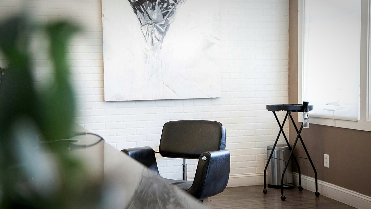 Sillón de peluquería en un salón luminoso