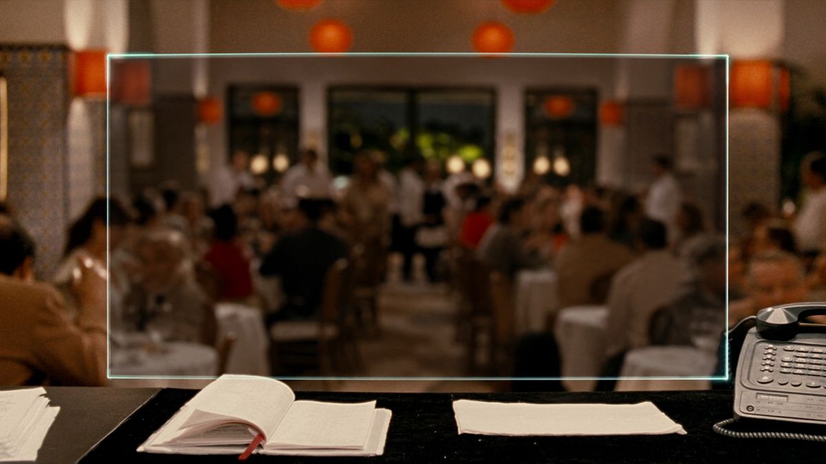 Restaurante lleno a la hora de la cena, con el libro de reservas y el teléfono